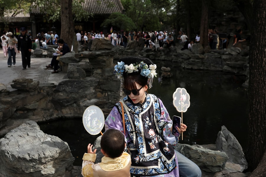 Khách chi hơn 110 tỷ USD trong 'siêu tuần lễ Vàng' của Trung Quốc