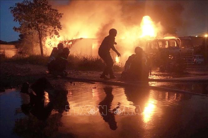 Đà Nẵng: Kịp thời khống chế đám cháy xe bồn gần trạm xăng