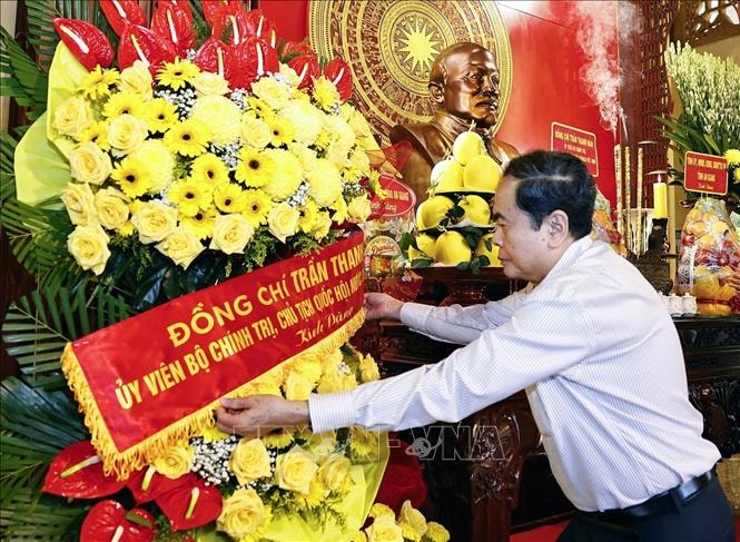 Chủ tịch Quốc hội Trần Thanh Mẫn dâng hương tưởng nhớ Chủ tịch Tôn Đức Thắng