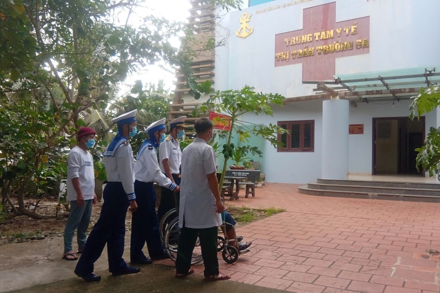 Đảo Trường Sa cấp cứu kịp thời ngư dân bị sốt cao, viêm phổi