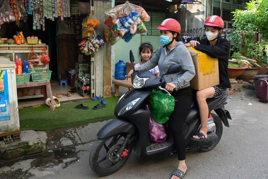 Lao động nhập cư bỏ phố, TPHCM phải biết “buông ai, giữ ai”