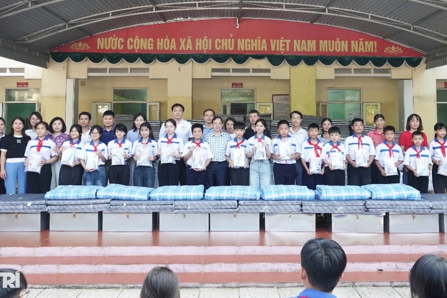 Báo Dân trí là đơn vị đầu tiên tặng quà, hỗ trợ học sinh Vị Xuyên