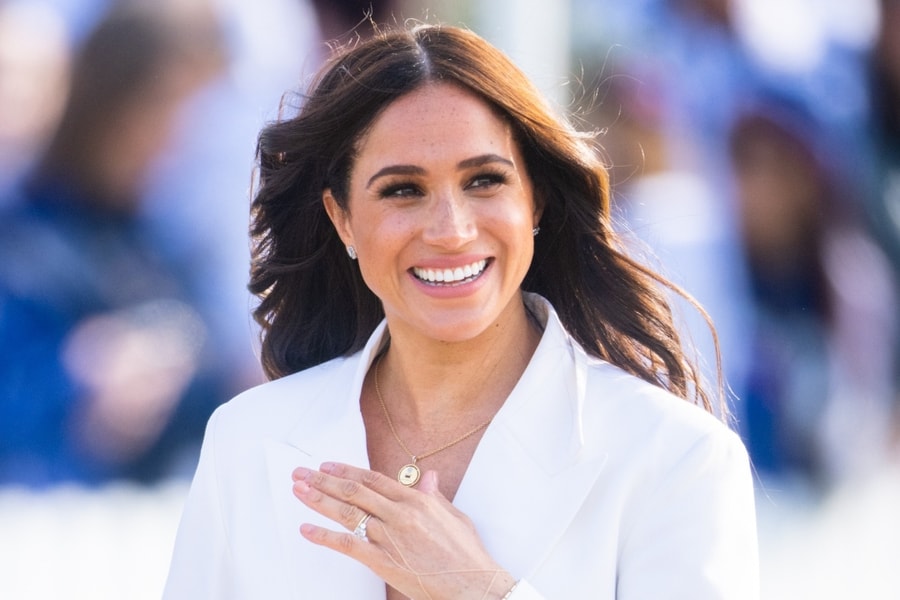 Megan Markle tạo nét thanh lịch bằng đồ trắng