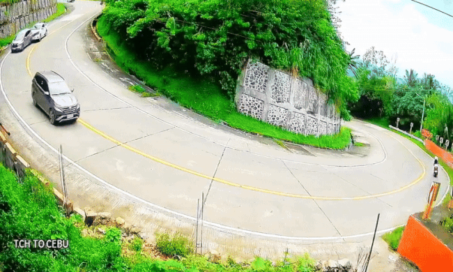 Xe bán tải đâm lật ôtô khác khi vào cua đường đèo