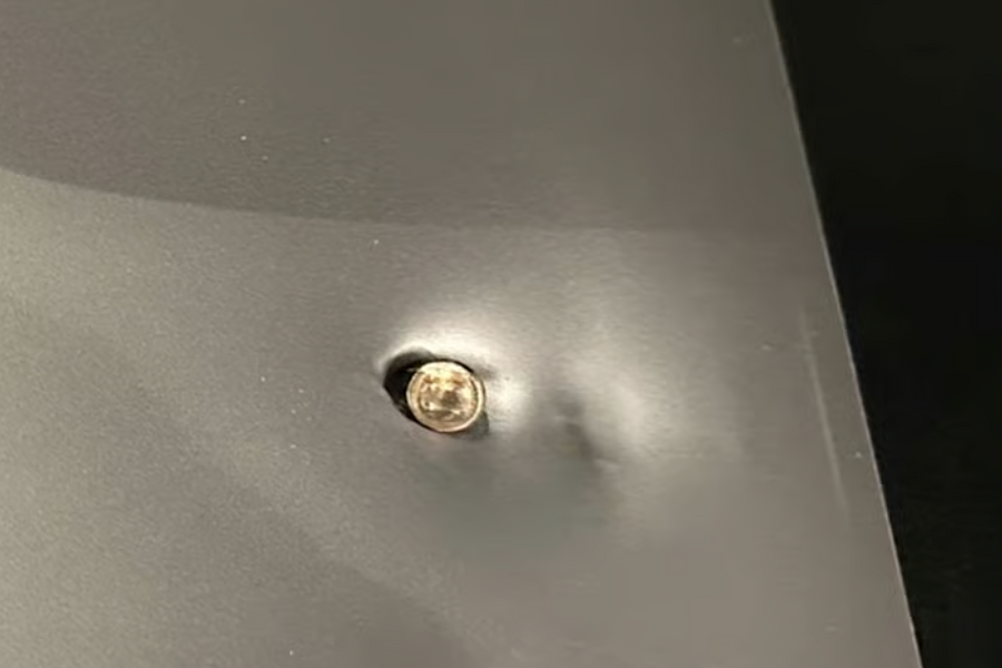 Thoát chết trong gang tấc nhờ laptop đỡ đạn