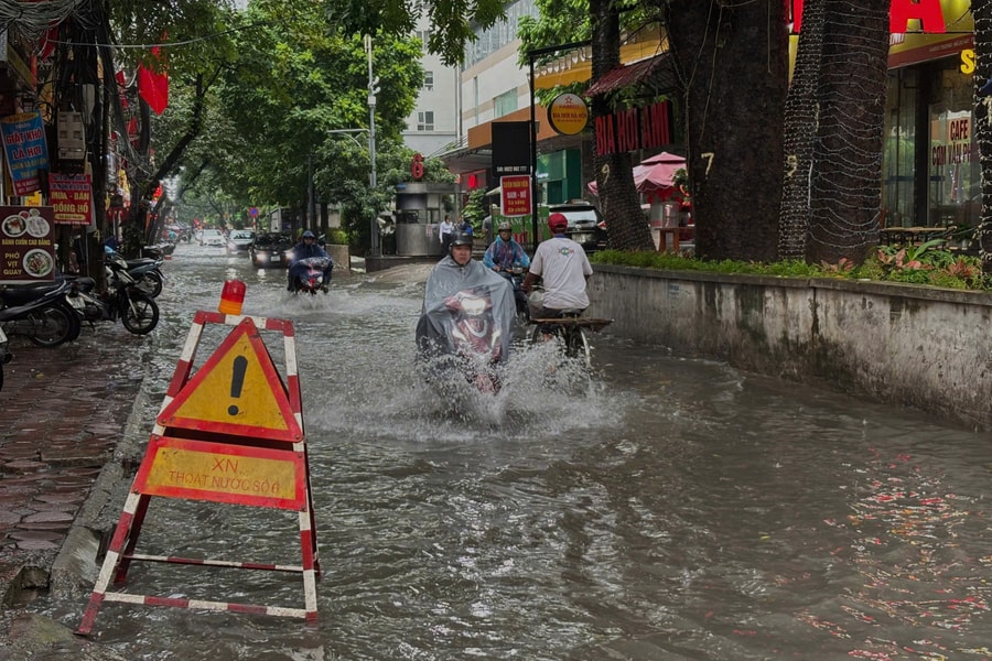 Hà Nội mưa giông 20 phút, một số tuyến phố ngập