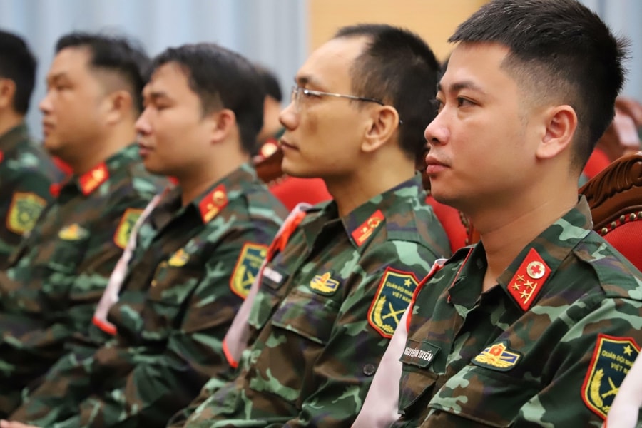 45 bác sĩ quân y hỗ trợ ba tỉnh ngập nặng