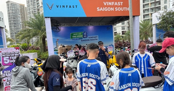 Cuối tuần nhộn nhịp đổi xe xăng sang xe điện