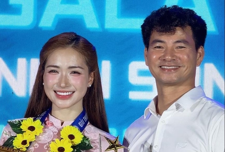 Hòa Minzy được trao giải Thanh niên sống đẹp