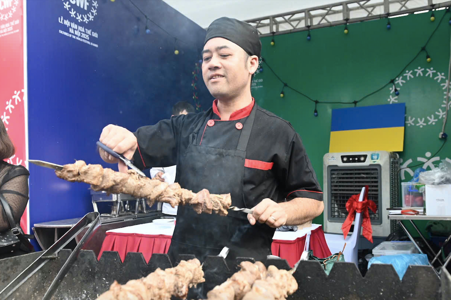 Du khách thích thú khám phá tinh hoa ẩm thực 5 châu tại Lễ hội Văn hóa Thế giới