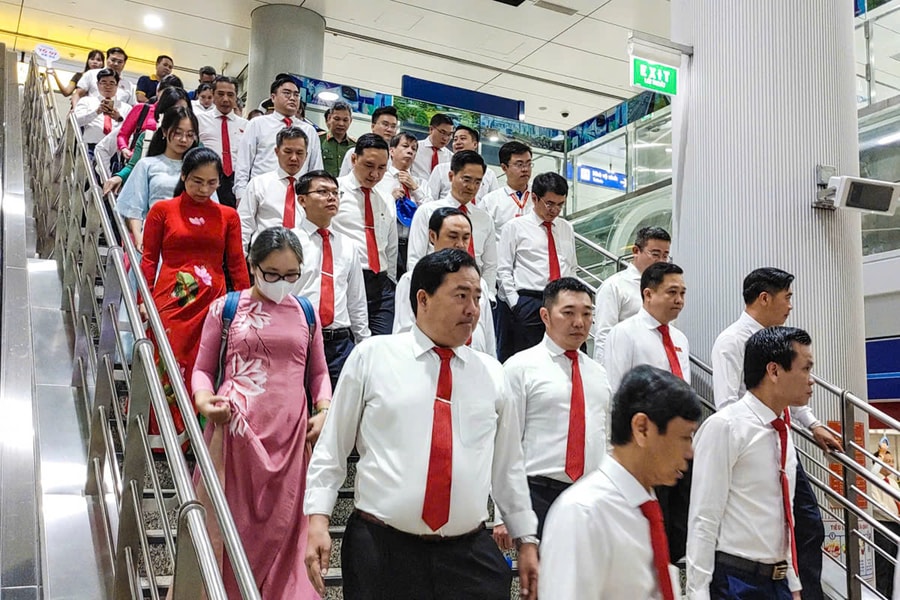 Đoàn đại biểu dự Đại hội Đảng bộ TP Hồ Chí Minh tham quan các công trình tiêu biểu