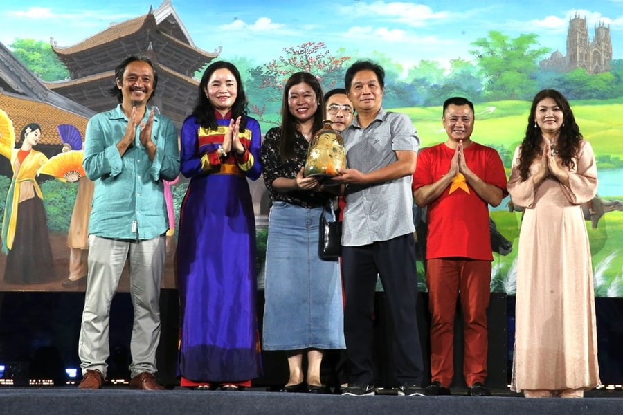 Lan tỏa yêu thương đến đồng bào vùng lũ