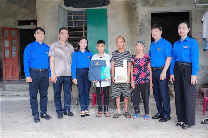 Thăm, tặng quà người dân và thanh thiếu nhi Hà Tĩnh bị ảnh hưởng bởi bão số 10