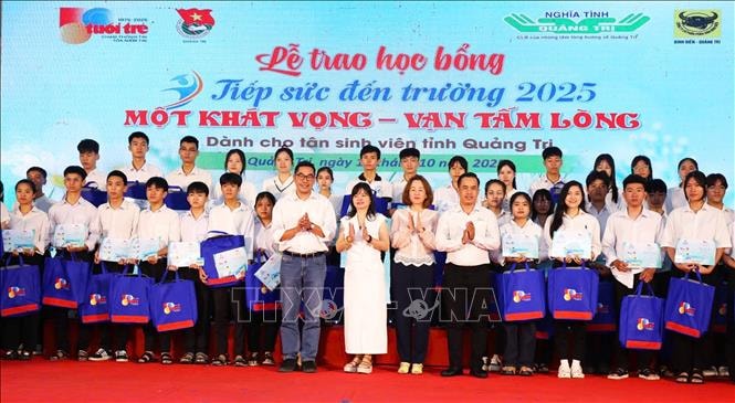 Trao 111 suất học bổng cho tân sinh viên có hoàn cảnh khó khăn