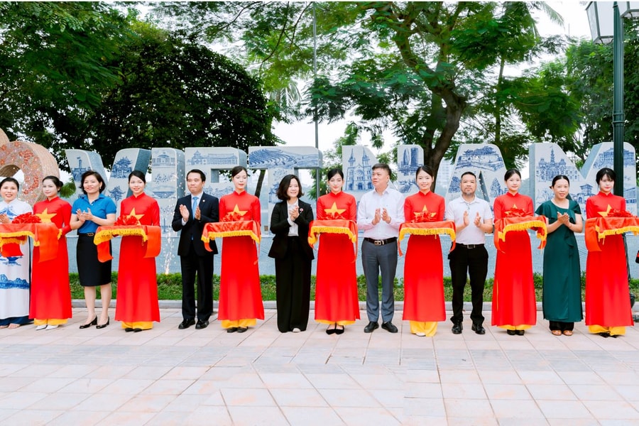 Khối biểu tượng 'Trái tim Tình yêu Việt Nam': Dấu ấn nghệ thuật mới giữa lòng Hà Nội