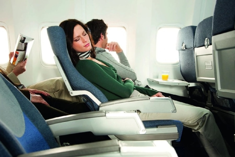 Hãng bay giá rẻ gây tranh cãi vì thu tiền hành khách khi ngả ghế