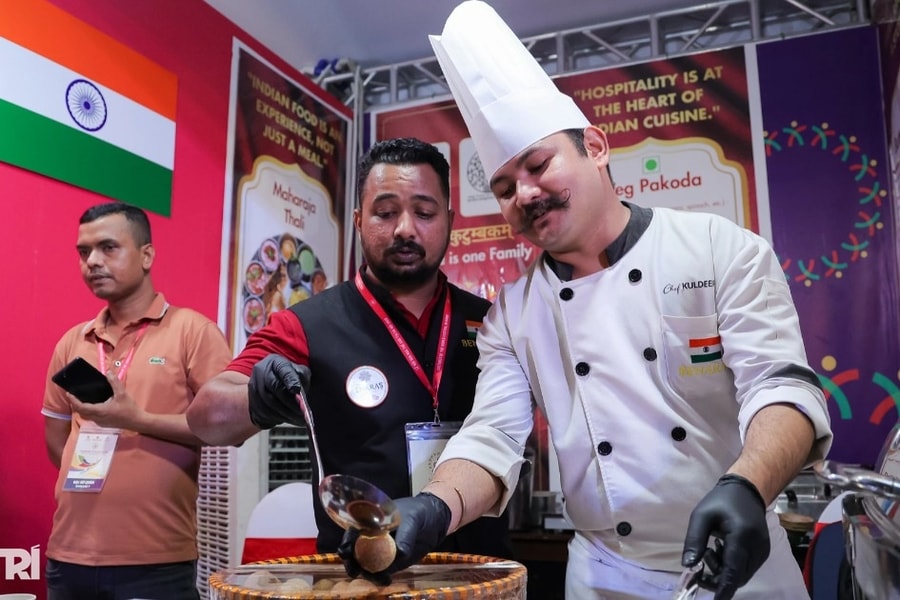 Khám phá ẩm thực 5 châu giá vài chục nghìn đồng ở Lễ hội Văn hóa Thế giới