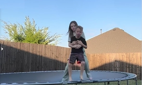 Bé gái 10 tuổi dùng thủ thuật Heimlich cứu em