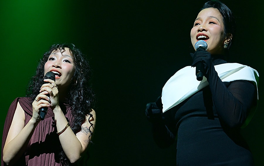 Gia đình Mỹ Linh biểu diễn ở Hàn Quốc