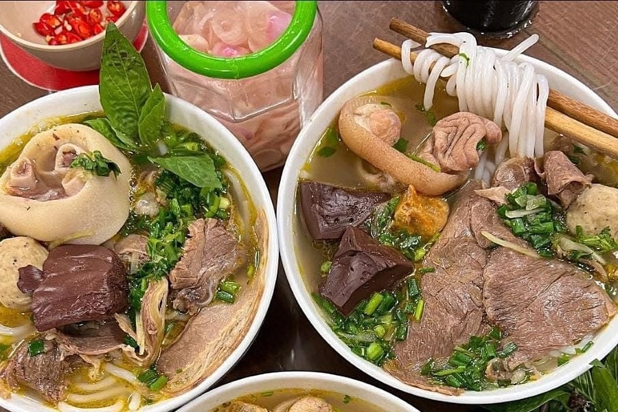 Tôi không nuốt nổi bát bún bò ngập topping nhưng mất chất