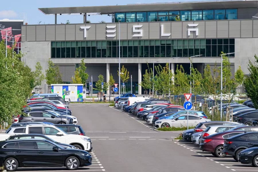 Nhân viên Tesla đua xe trong bãi đỗ của nhà máy