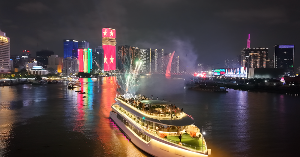 Có gì đặc biệt trong du thuyền ẩm thực 5 sao vừa xuất hiện ở bờ sông Sài Gòn?