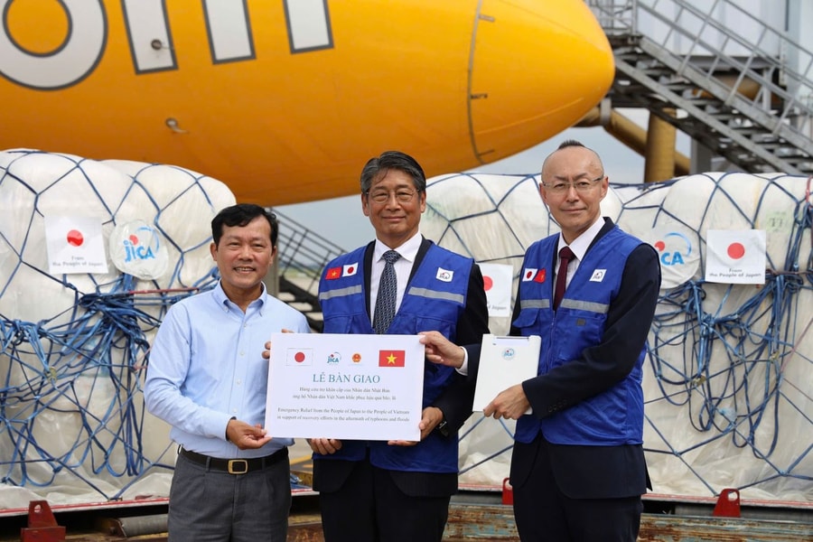 Tiếp nhận hàng viện trợ khẩn cấp của Nhật Bản cho người dân vùng lũ
