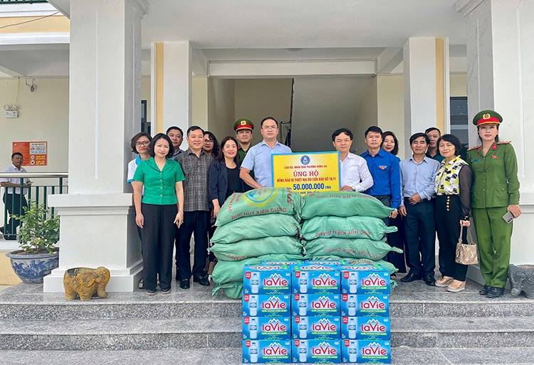 Phường Đống Đa sẻ chia khó khăn với người dân vùng ngập lụt Hà Nội