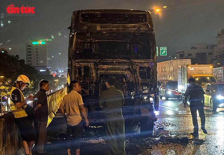 Ô tô đầu kéo bốc cháy trên đường vành đai 3 trên cao