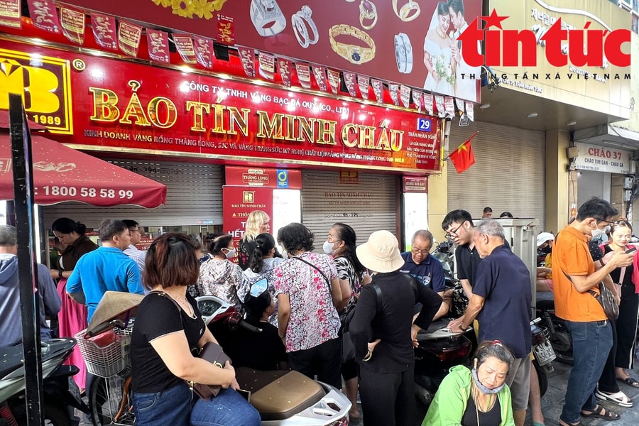Giá vàng ngày 13/10 tăng mạnh, người dân Hà Nội xếp hàng từ sớm chờ mua