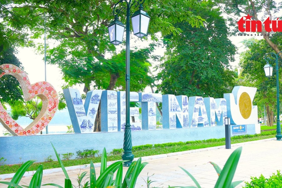 Trái tim gốm sứ gắn kết ba miền xuất hiện giữa lòng Hà Nội