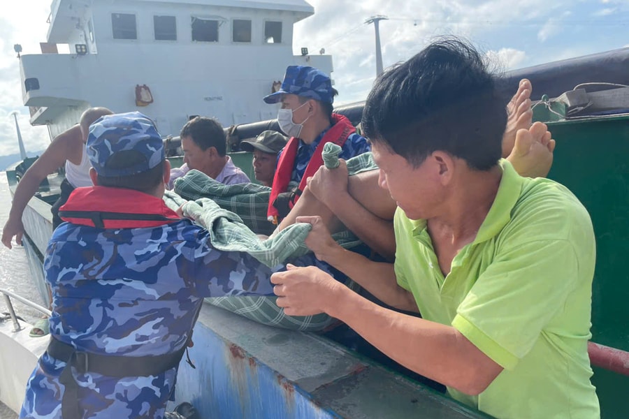 Cảnh sát biển hỗ trợ cấp cứu thủy thủ tàu hàng bị đột quỵ trên biển