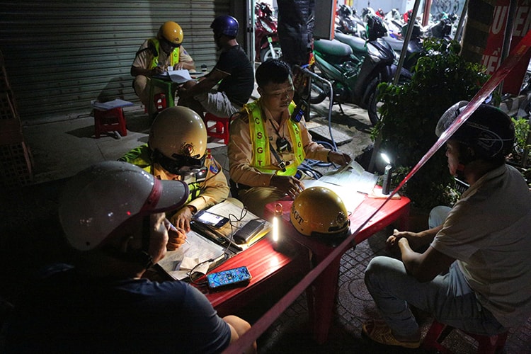 TP Hồ Chí Minh: Liên tiếp phát hiện vi phạm nồng độ cồn khi lập chốt đêm