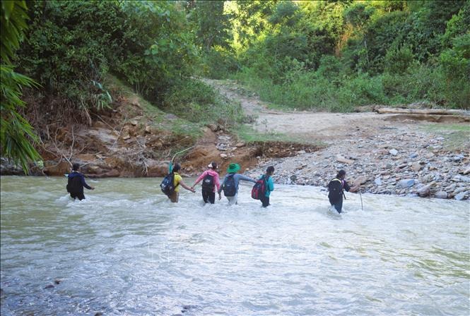 Người dân vùng cô lập tại Nghệ An mong sớm có cầu vượt suối