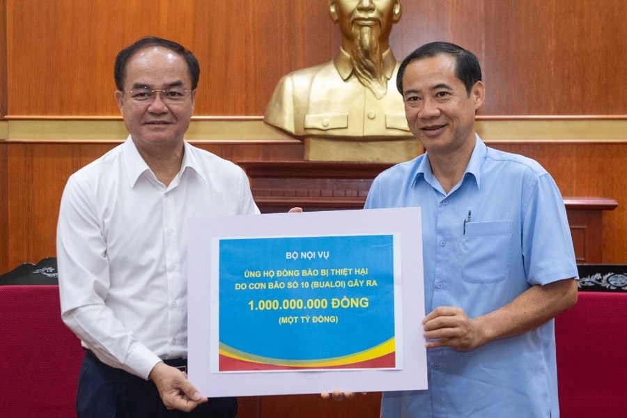 Bộ Nội vụ trao 1 tỷ đồng ủng hộ đồng bào gặp thiên tai kép