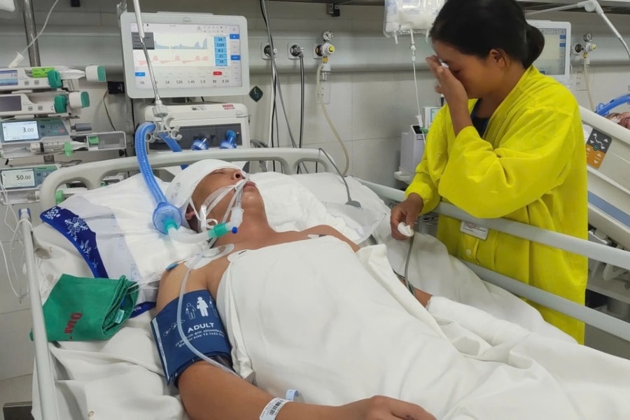 Gói xôi chia 2 bữa, người vợ nghèo khẩn cầu cứu chồng đang nguy kịch