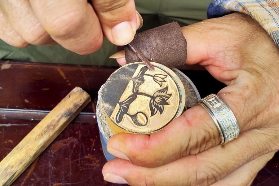 Quyết định "điên rồ" của người đàn ông bỏ việc thu nhập cao đi... khắc dấu