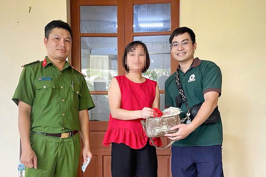 Trả lại túi xách tiền, vàng nhặt được trong lũ