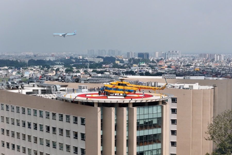 Trực thăng hạ cánh trên nóc bệnh viện 1.000 giường