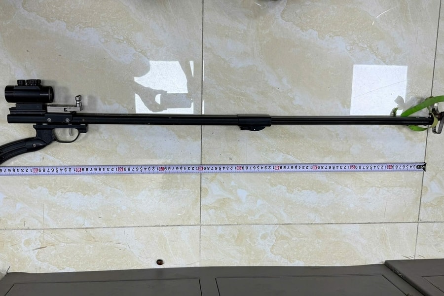 Hai ôtô chở công nhân bị bắn vỡ kính bằng ná cao su