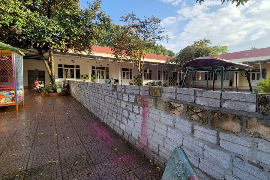 Tháo dỡ bức tường ngăn đôi trường học