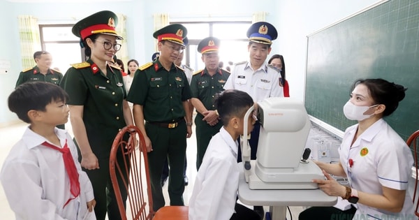 Học sinh đặc khu Cô Tô được khám mắt và phát thuốc miễn phí trong chương trình 'Trăng thu Biên cương'