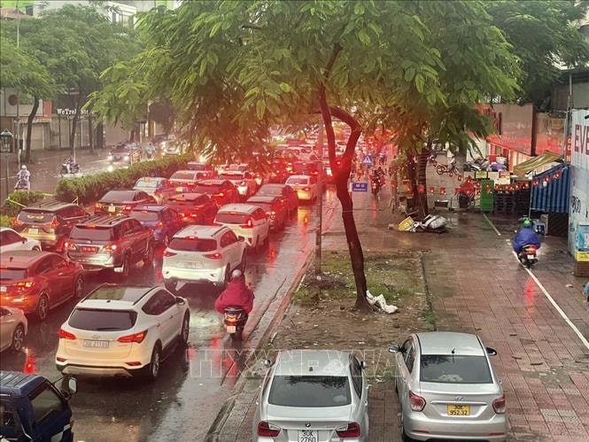 Hà Nội: Nhiều tuyến đường tắc nghẽn cục bộ trong cơn mưa sớm