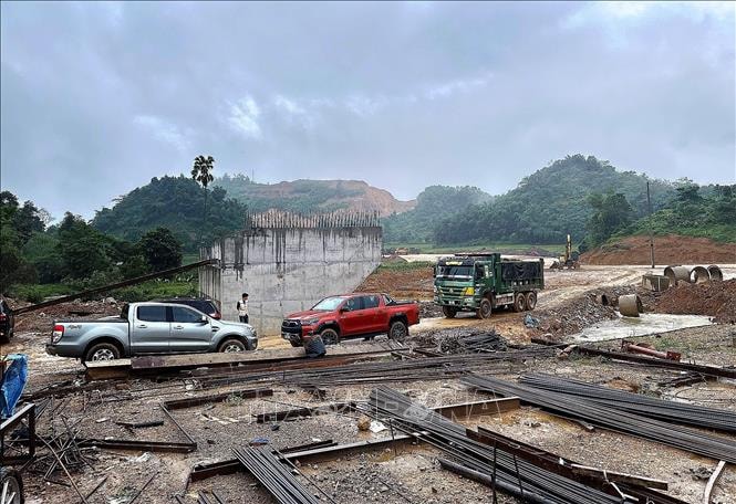 Gỡ vướng cho dự án đường cao tốc Hòa Bình - Mộc Châu