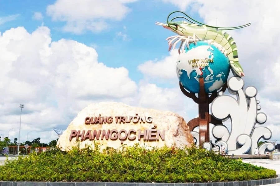 Biểu tượng con tôm cao hơn 20m trên quảng trường lớn ở tỉnh cực Nam Tổ quốc