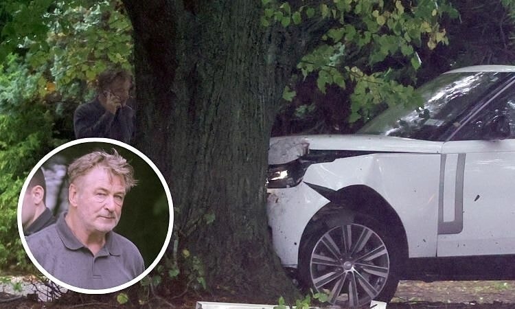 Alec Baldwin đâm ôtô vào gốc cây