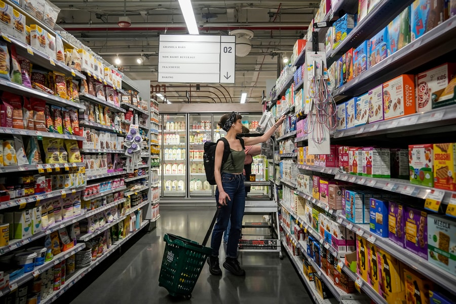 Ai đang gánh chi phí thuế quan của ông Trump?