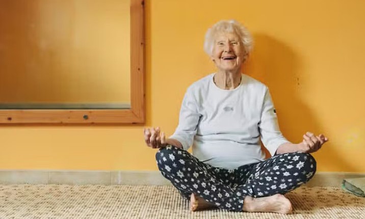 Bí quyết sống khỏe không cần 'phép màu' của giáo viên yoga 102 tuổi