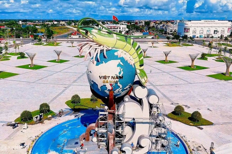 Hình dáng quảng trường có biểu tượng tôm Cà Mau