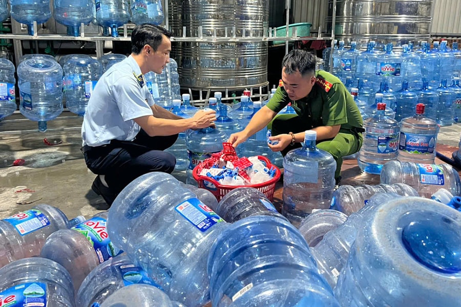 Bơm nước lã vào 20.000 bình nước Lavie giả